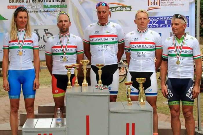 Balás Attila (középen)