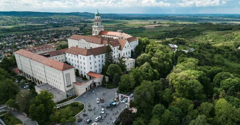 2025-ben is Pannonhalmán ér célba a Visegrád 4 Kerékpárverseny mezőnye